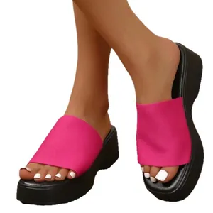 Sandales à plateforme d'été avec bride en tricot rose vif et semelle noire épaisse