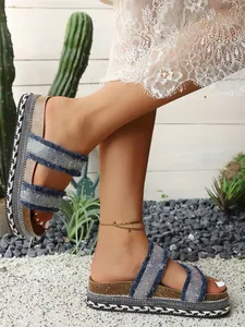 Detailansicht der Damen-Plateau-Sandalen aus Denim mit Strasssteinen und Jutemuster.