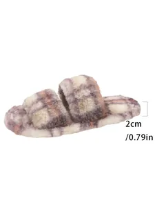 Detalle de zapatillas de felpa a cuadros morados con suela de 2 cm de grosor.