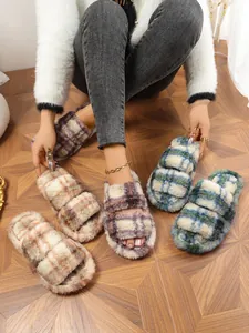 Vista detallada de pantuflas de felpa a cuadros para mujer en varios colores cálidos de invierno
