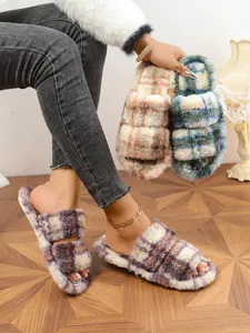 Detalle de las acogedoras zapatillas de cuadros con doble tira para casa de mujer