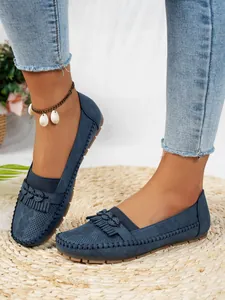 Vue détaillée de mocassins bleus pour femmes avec franges et détails découpés au laser