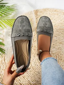 Mocassins gris respirants à enfiler pour femmes avec un motif perforé décoratif
