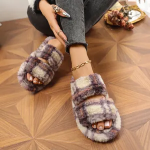 Pantuflas de felpa a cuadros morados con doble tira para mujer en suelo de madera