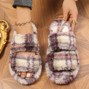 Detalle de pantuflas de felpa a cuadros morados para mujer con textura de pelo suave.