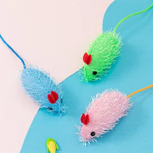 Lot de trois souris colorées en tissu pour chat sur fond rose et bleu pastel