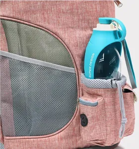 Nahaufnahme der Seitentasche des atmungsaktiven Haustierrucksacks mit Wasserflasche.