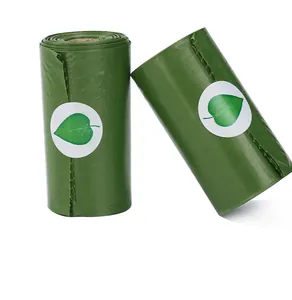 Primer plano detallado de bolsas verdes para mascotas con una pegatina de hoja verde