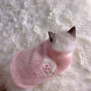 Vue détaillée de la veste en peluche rose pour chats avec un joli patch de dessin animé