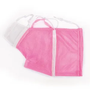 Vista detallada de la bolsa de malla rosa y blanca para aseo de mascotas con cordón.