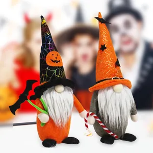 Juego de dos gnomos de Halloween hechos a mano con sombreros de bruja y decoración