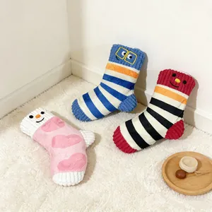Lot de trois jouets en peluche en forme de chaussettes pour petits et moyens chiens