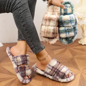 Vista detallada de las pantuflas de cuadros afelpadas con doble tira, ideales para estar en casa