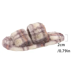 Primer plano de la suela de 2 cm de estas cálidas y suaves pantuflas de cuadros.