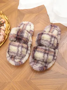 Pantuflas de felpa a cuadros con doble tira para mayor comodidad cálida en el hogar.