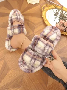 Primer plano de zapatillas de cuadros con doble tira de felpa y piel sintética suave