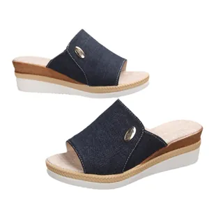 Mules compensées en jean bleu foncé pour femmes avec plateforme et détails bois