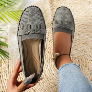 Mocassins gris respirants pour femmes avec jolis détails de franges et semelle plate