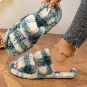 Primer plano de pantuflas de felpa a cuadros azules con piel sintética y doble correa.