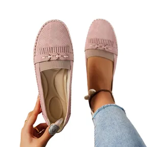 Mocassins plats roses pour femmes avec détails de franges sur fond blanc clair