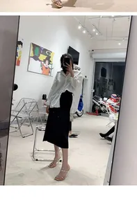 Spiegelselfie mit eleganten Strass-Kristall-Sandaletten und weißem Hemd