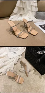 Elegante beige Sandaletten mit Strassriemen und klaren Kristall-Pfennigabsätzen.