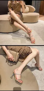 Elegante beige Sandaletten mit Strassriemen und einem modischen klaren Kristallabsatz