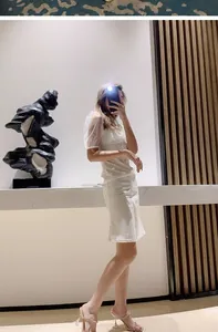 Details eleganter Sandaletten mit Strass und klarem Kristallabsatz an einem Model.