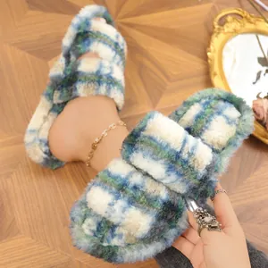 Detalle de la textura de las cómodas pantuflas de felpa a cuadros azules y blancos