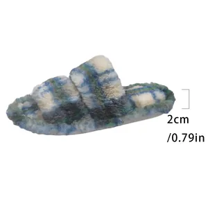 Detalle de la suela de 2 cm de estas cómodas pantuflas de felpa a cuadros para mujer