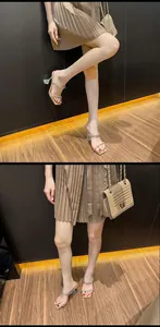 Elegante beige Sandalen mit Strassriemen und Kristall-Absätzen für Damen.