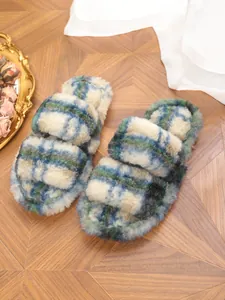 Pantuflas de peluche a cuadros con dos tiras para calidez y confort en casa.
