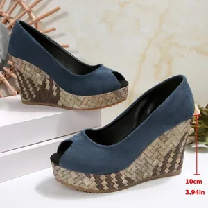 Detailansicht der blauen Damen-Pumps mit Keilabsatz und offener Zehe, 10 cm Absatz