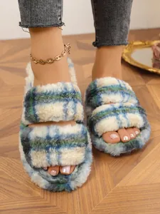 Primer plano de pantuflas de cuadros para mujer en un acogedor entorno interior