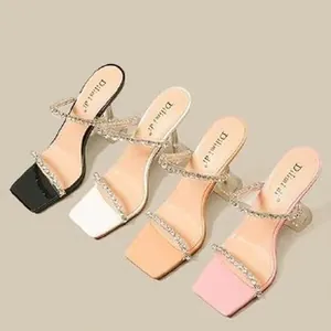 Detailansicht von Sandalen mit hohen Absätzen, Strass und klaren Absätzen in 4 Farben