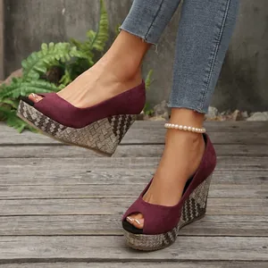 Elegante weinrote Wildleder-Keilabsätze mit gewebtem Plateaudetail für Damen.