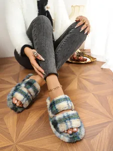 Primer plano de pantuflas peludas de cuadros para mujer con diseño de doble correa suave