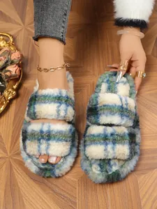 Pantuflas acogedoras de piel sintética a cuadros azules con doble tira en pies.