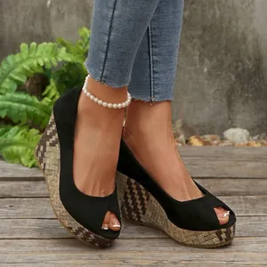 Elegante schwarze Peep-Toe Keilschuhe mit gewebter Plateausohle und feiner Wildleder-Optik