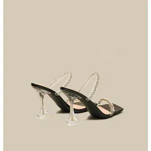 Elegante schwarze Sandalen mit Strassriemen und klaren, modernen Sektglas-Absätzen