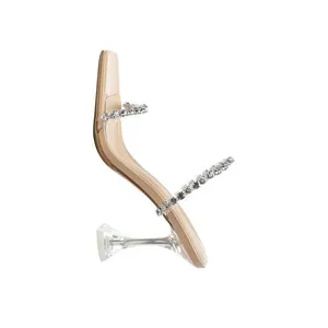 Elegante hautfarbene Sandalen mit strassbesetzten Klarsichtriemen und Kristallabsatz.