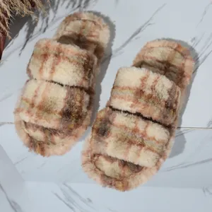 Detalle de pantuflas de felpa a cuadros para mujer, suaves zapatillas de casa
