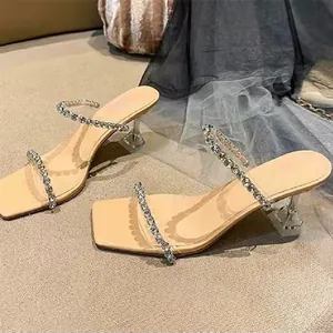 Elegante beige Sandaletten mit Strassriemen und klarem Kristallabsatz für den Sommerlook