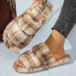 Primer plano de pantuflas de felpa a cuadros con correas dobles para calor en invierno