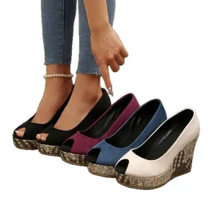 Bequeme Damen-Pumps mit Keilabsatz und offener Spitze in vier Farben zum Reinschlüpfen