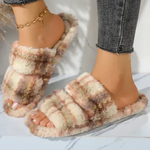 Primer plano de zapatillas de cuadros de felpa con correas dobles y suave piel sintética