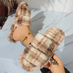 Vista detallada de las cómodas zapatillas de pelo sintético a cuadros con doble tira