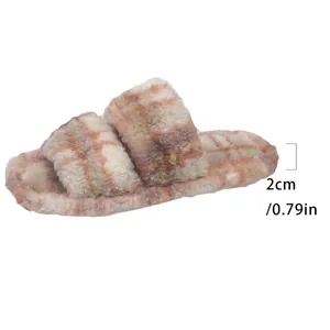 Vista detallada de pantuflas de felpa con doble tira y suela de 2 cm de grosor