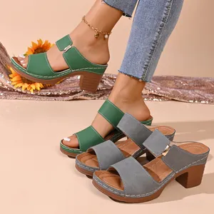 Gros plan sur des sandales à plateforme et talon bloc tendance en vert et gris pour femme