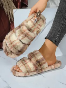 Primer plano de zapatillas de felpa a cuadros para mujer con dos correas y textura suave